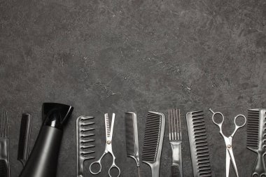 Siyah arka planda siyah taraklar ve makaslı taraklar. Metin için alanı kopyala.