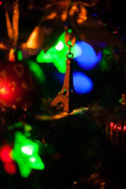 Yeni yıl dileği. Oyuncak Eyfel Kulesi Noel ağacında