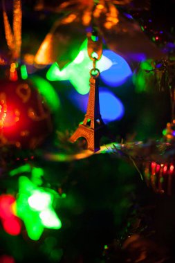 Yeni yıl dileği. Oyuncak Eyfel Kulesi Noel ağacında