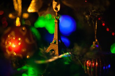 Yeni yıl dileği. Oyuncak Eyfel Kulesi Noel ağacında