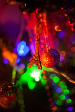 Yeni yıl dileği. Oyuncak Eyfel Kulesi Noel ağacında