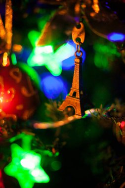Yeni yıl dileği. Oyuncak Eyfel Kulesi Noel ağacında