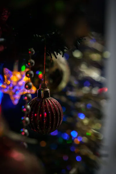 Karácsonyfa Díszített Játékok Hagyományos Piros Arany Színű Fényes Karácsonyi Koszorú — Stock Fotó