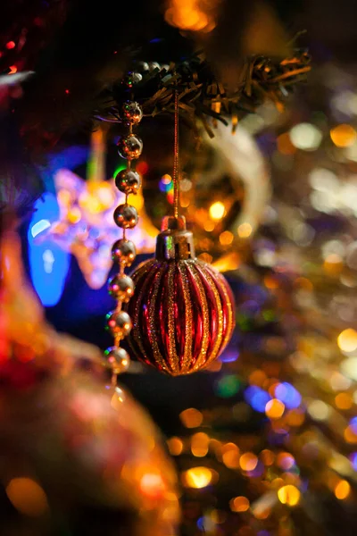 Kerstboom Versierd Met Speelgoed Traditionele Rode Gouden Kleur Lichtgevende Kerstslinger — Stockfoto