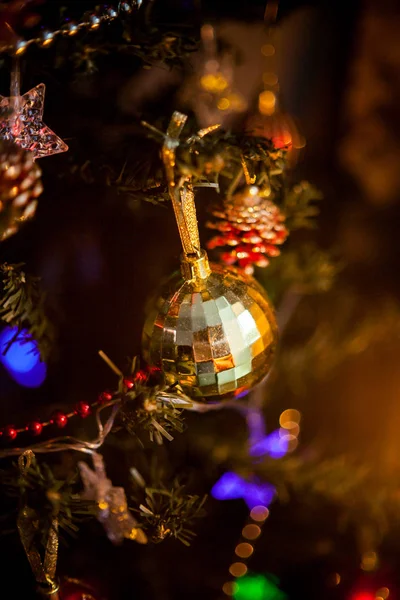 Kerstboom Versierd Met Speelgoed Traditionele Rode Gouden Kleur Lichtgevende Kerstslinger — Stockfoto