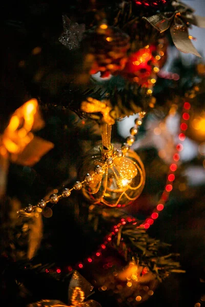 Kerstboom Versierd Met Speelgoed Traditionele Rode Gouden Kleur Lichtgevende Kerstslinger — Stockfoto