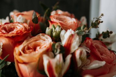 Siyah arka planda beyaz frezya tarzında beyaz frezya ile mercan renginde şakayık güllerinden oluşan büyük bir buket. karanlık aşk