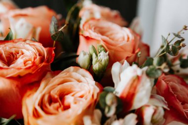 Siyah arka planda beyaz frezya tarzında beyaz frezya ile mercan renginde şakayık güllerinden oluşan büyük bir buket. karanlık aşk