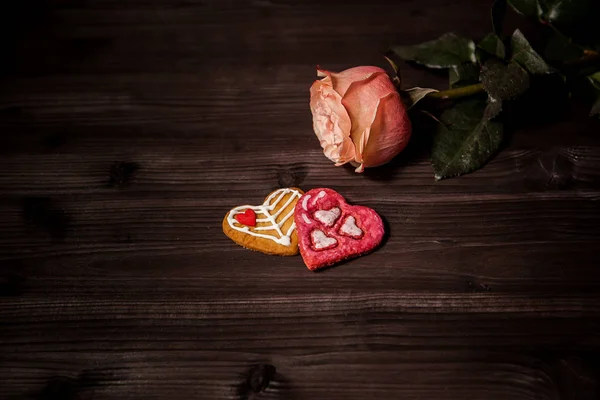 Biscoitos Forma Coração Para Dia Dos Namorados Fundo Madeira Escura — Fotografia de Stock