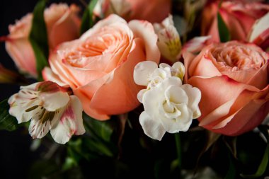 Karanlık bir ahşap arka planda Sevgililer Günü için harika pembe güller.