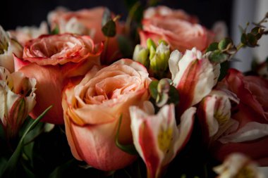 Karanlık bir ahşap arka planda Sevgililer Günü için harika pembe güller.