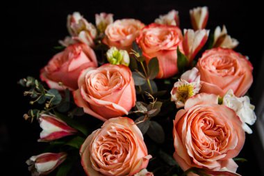 Karanlık bir ahşap arka planda Sevgililer Günü için harika pembe güller.