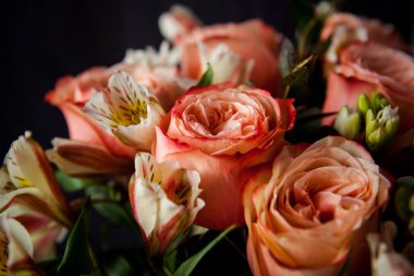 Karanlık bir ahşap arka planda Sevgililer Günü için harika pembe güller.