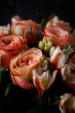 Karanlık bir ahşap arka planda Sevgililer Günü için harika pembe güller.