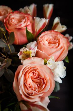 Karanlık bir ahşap arka planda Sevgililer Günü için harika pembe güller.