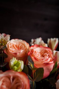 Karanlık bir ahşap arka planda Sevgililer Günü için harika pembe güller.