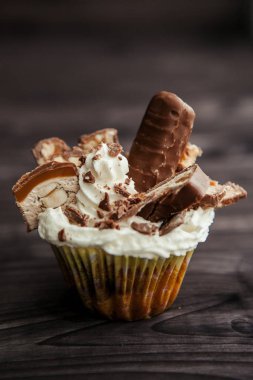 Beyaz kremalı kek ve koyu fındıklı çikolata.