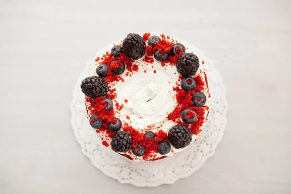 Zelfgemaakte Portioneerde Dessert Rood Fluweel Versierd Met Bessen Een Lichte — Stockfoto