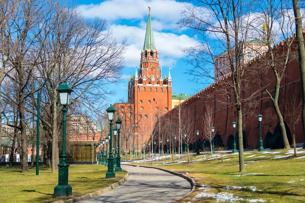 Александровский сад и Троицкая башня, Московский Кремль — стоковое фото