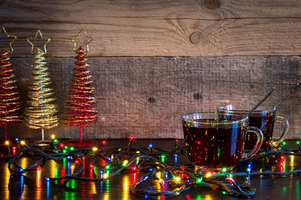 Χριστουγεννιάτικο φόντο με δύο φλιτζάνια τσάι και φώτα — Φωτογραφία Αρχείου