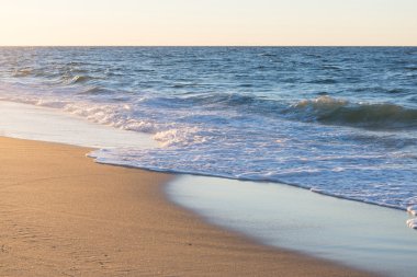 Sahil kumu günbatımı ışık dalga okyanus