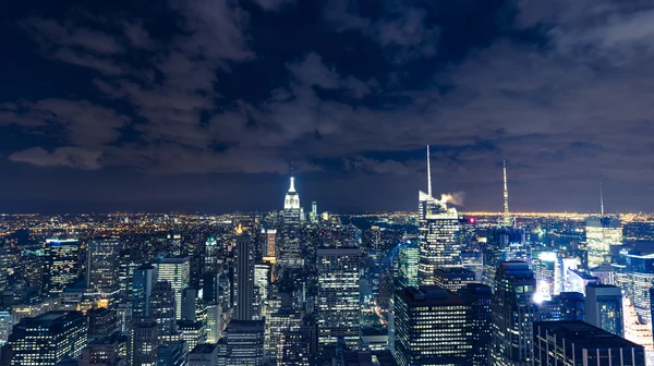 Manhattan stadsgezicht met wolkenkrabbers, New York City (panorama bovenaanzicht) — Stockfoto