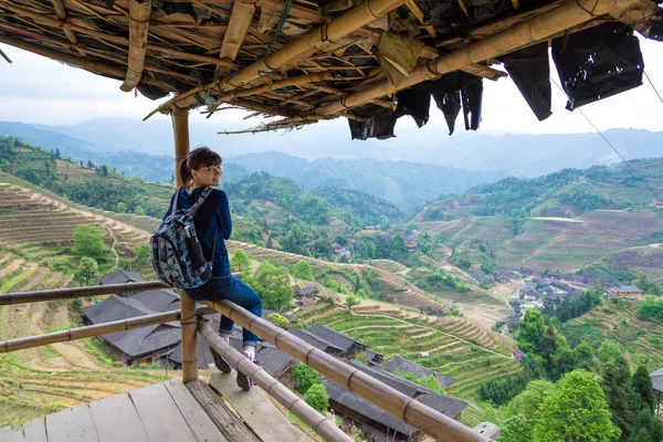 Giovane donna viaggiante con zaino sullo sfondo della terrazza di riso in Cina — Foto Stock