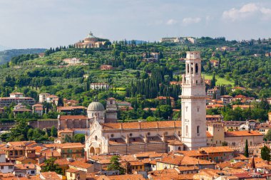 Hava kenti Verona ile kırmızı çatılar, İtalya