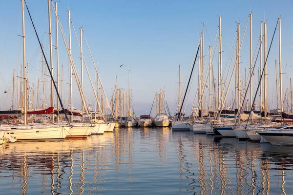 güzel beyaz modern Yatlar liman günbatımı zamanında