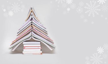 sembol Noel ağacı gri arka plan üzerinde renkli kitaplardan