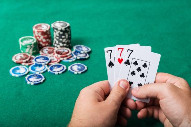 Cips ve kartları için poker el üzerinde tablo yeşil