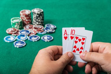 Cips ve kartları için poker el üzerinde tablo yeşil