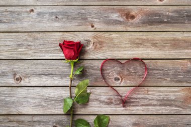 bir kırmızı kalpli ahşap arka plan üzerinde Şerit'ten yükseldi. Sevgiliye arka plan