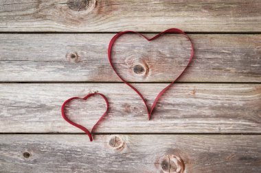 iki kalp şerit üzerinden. Sevgiliye arka plan