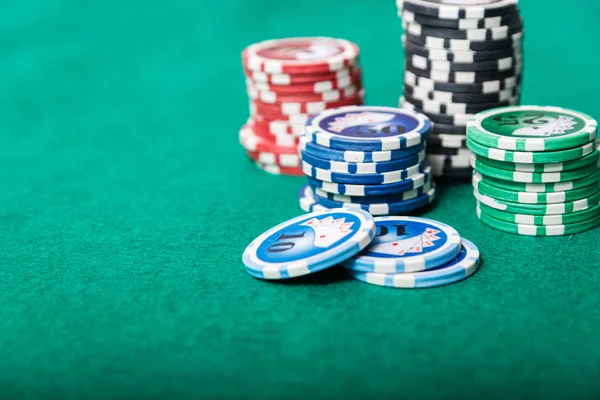 Yeşil masada poker fişleri