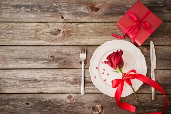 bir beyaz bulaşık ve kırmızı gül ile romantik Tablo ayarı