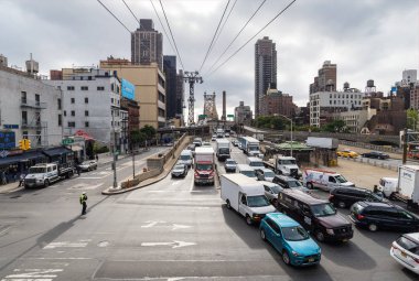 New York, ABD - 26 Eylül 2013: Rating Doğu 60 sokak Manhattan ve Queensboro Köprüsü ve hava tramvay Kulesi