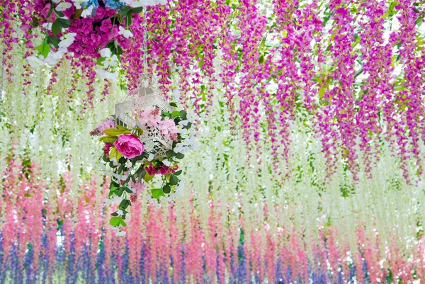 Schöne Frühlingsdekoration aus künstlichen Blumen — Stockfoto