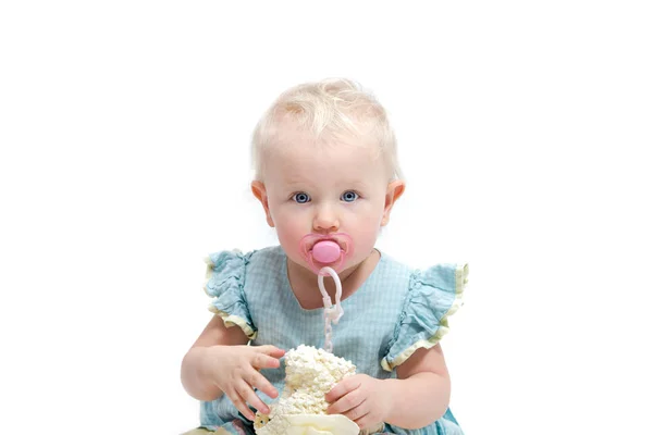 Aranyos kis baba lány fehér alapon kék szemmel — Stock Fotó