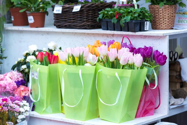 hediye çanta piyasasında hassas bahar laleler