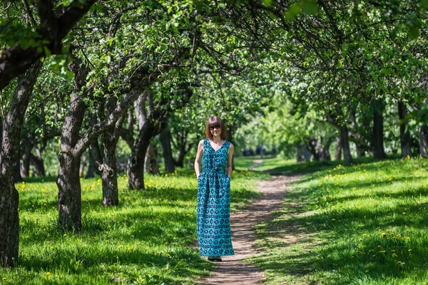 genç kadın bir harika bahar çiçekli orch uzun elbise