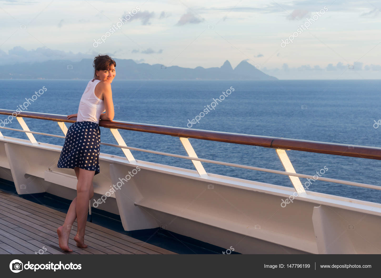 Лежа на палубе. Девушка в платье на палубе. Девушка на палубе стоит. Девушка на палубе лайнера. Женщина на палубе корабля.