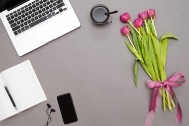 dizüstü bilgisayar, telefon ve taze bo gri arka plan üzerinde yer çalışma