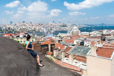 Çatıda duran ve şehir Istanbul arayan kız