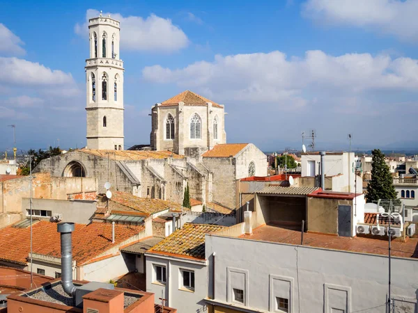 Vista aérea de edifícios antigos do telhado em Figueres, Espanha — Fotografia de Stock