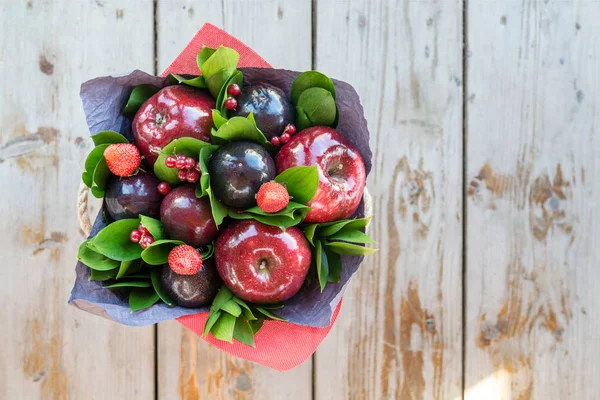 çilek ve meyve (Erik, elma, çilek, frenk üzümü güzel buket)