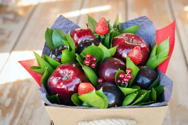 Красивый букет ягод и фруктов (слива, яблоко, клубника, смородина ) — стоковое фото