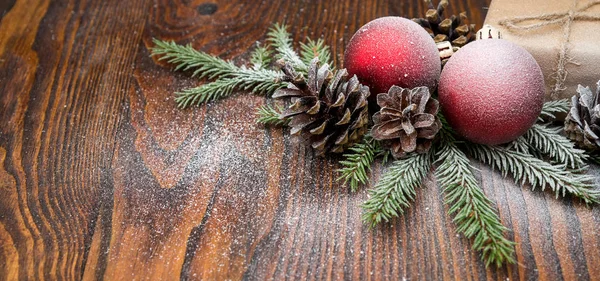 Boże Narodzenie składzie z pudełko i dekoracje na stare drewniane tła — Zdjęcie stockowe