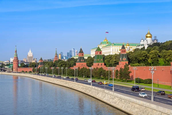 Московский городской пейзаж, Московский Кремль и набережная Москвы-реки в Москве, Россия — стоковое фото