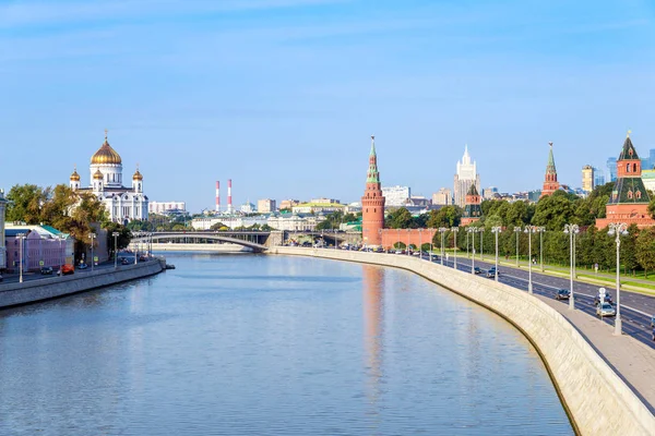 Московский городской пейзаж, Московский Кремль и набережная Москвы-реки в Москве, Россия — стоковое фото